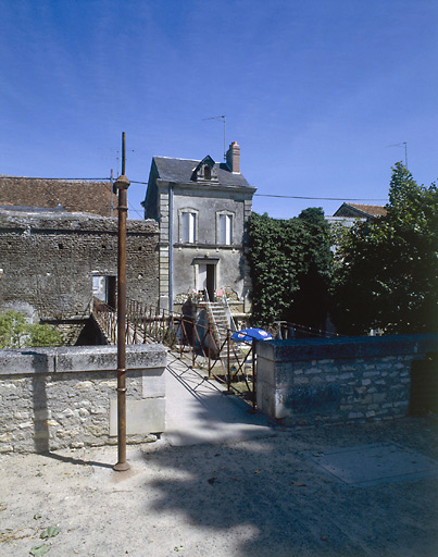 Construction moderne appuyée contre le mur de l'enceinte.