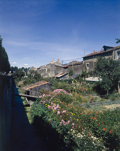 Douves avec lavoir et jardins.