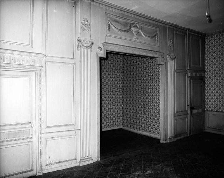 Premier étage, salle nord : chambre à alcôve et lambris fin XVIIIe, vue d'ensemble.