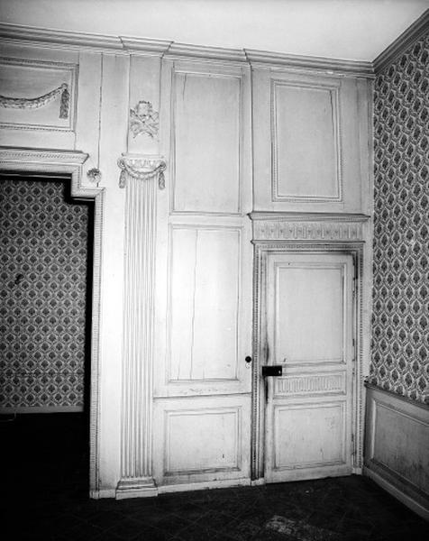 Corps de logis principal, premier étage, salle nord, chambre à alcôve, détail : porte du couloir.