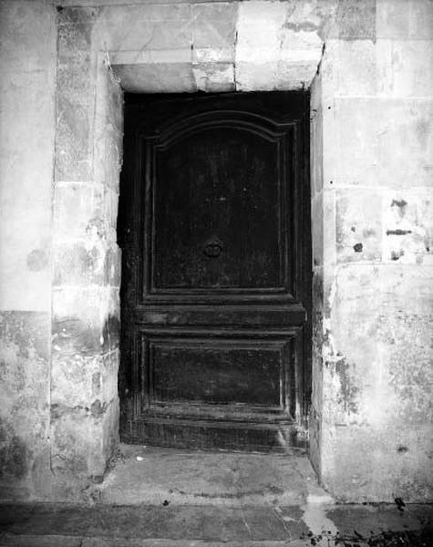 Corps de logis principal : porte d'entrée de l'escalier sous le porche.