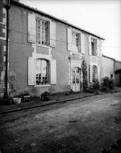 Dépendances, maisons d'habitation sud : façade sur cour (anciennes écuries).