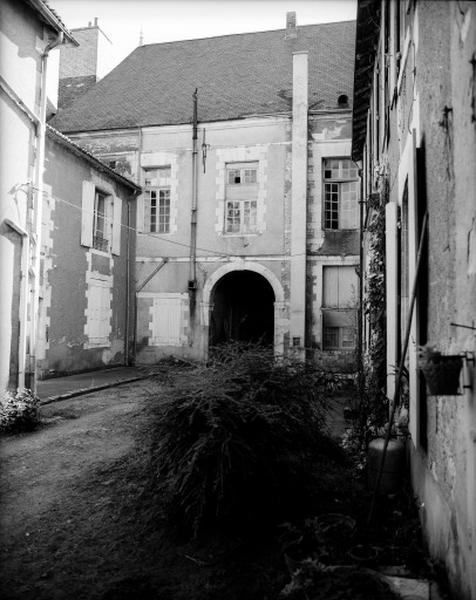 Façade postérieure sur cour prise du sud-ouest.