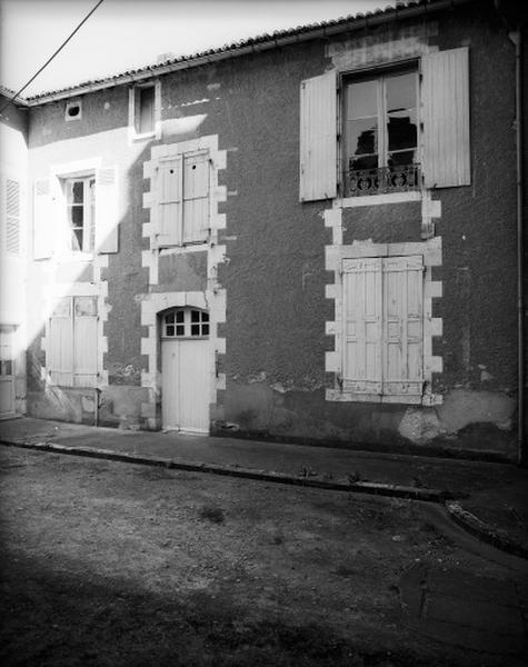 Dépendances côté nord de la cour, façade sur cour, maison d'habitation.