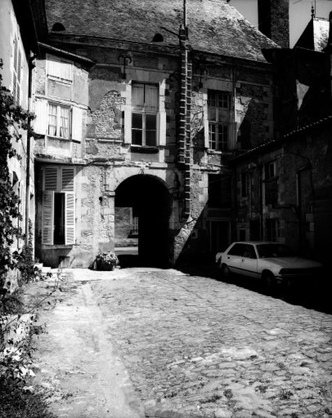 Façade sur cour prise du nord-ouest.