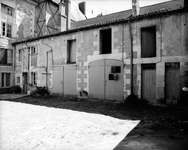 Dépendances sud : façade sur cour.