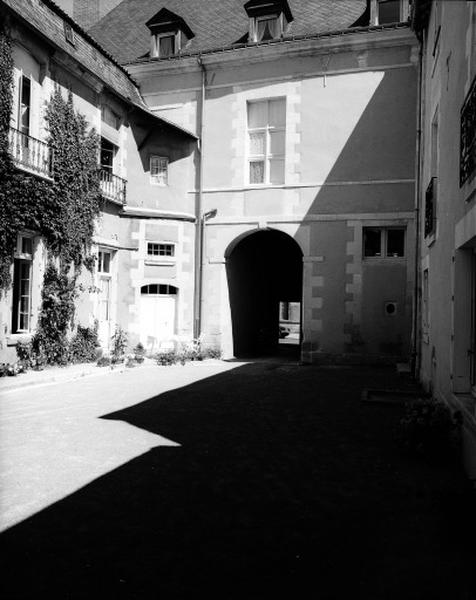 Façade sur cour restaurée par Pact.