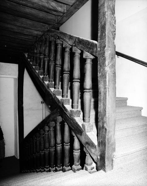 Escalier monumental à gros balustres.