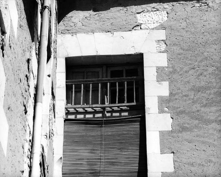 Façade sur cour, détail : vestige de croisée en bois.