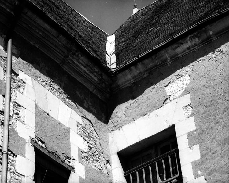 Façade sur cour, détail : corniches différentes et bandeau gommé.