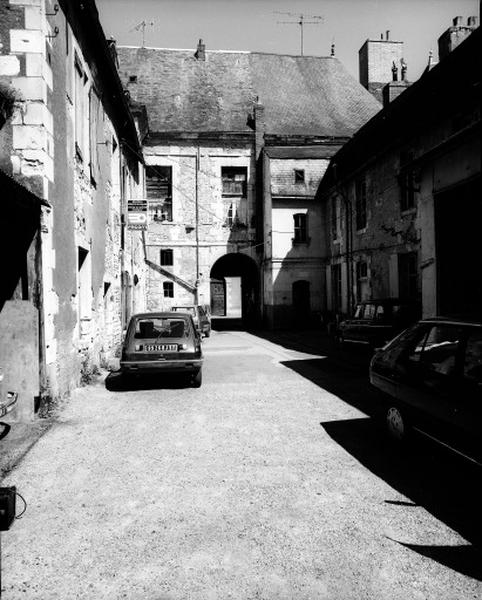 Façade sur cour prise du nord ouest.