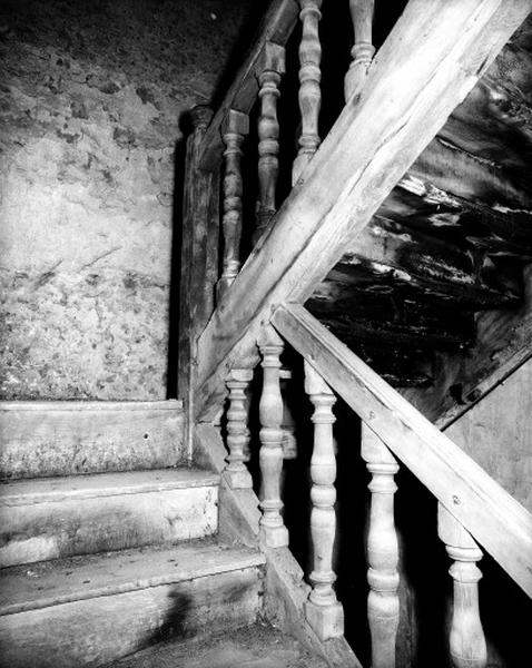 Dépendances nord, détail : escalier en bois central, rampe.