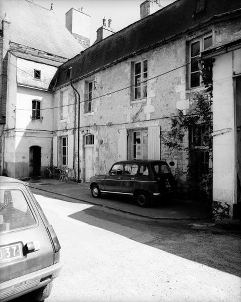 Dépendances sud : façade sur cour.