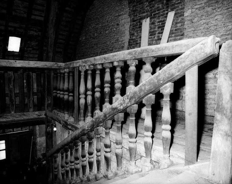 Combles, escalier de type 2, rampe à balustres.