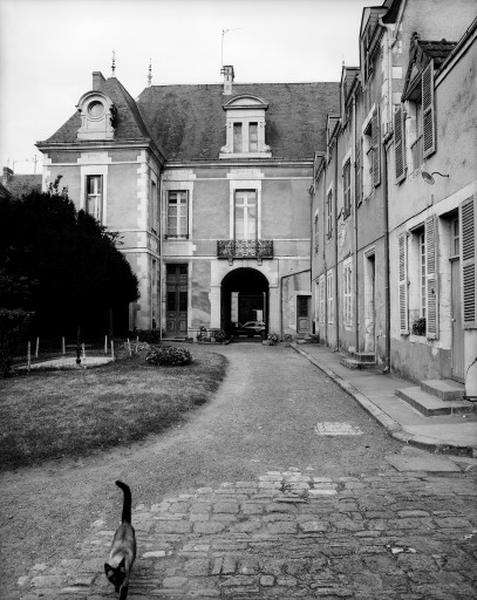 Façade postérieure, vue d'ensemble sur la cour.