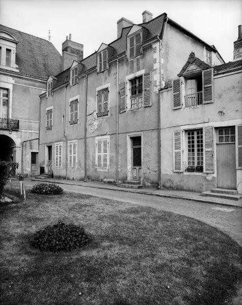 Dépendances nord : maison d'habitation.