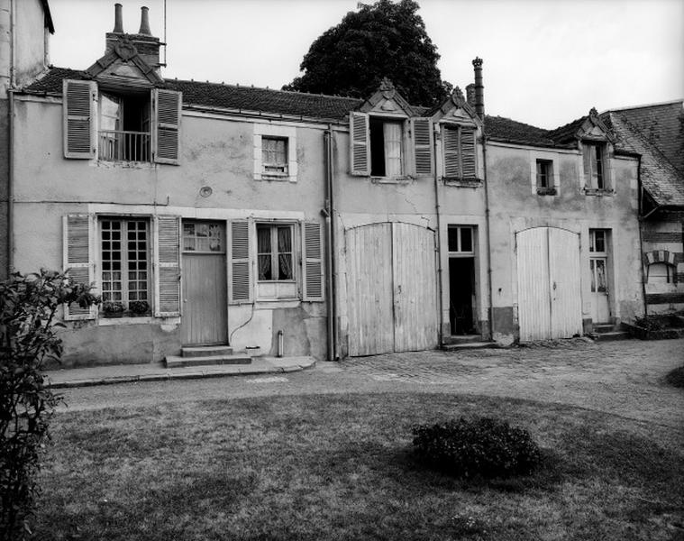 Aile nord : anciennes écuries remaniées.