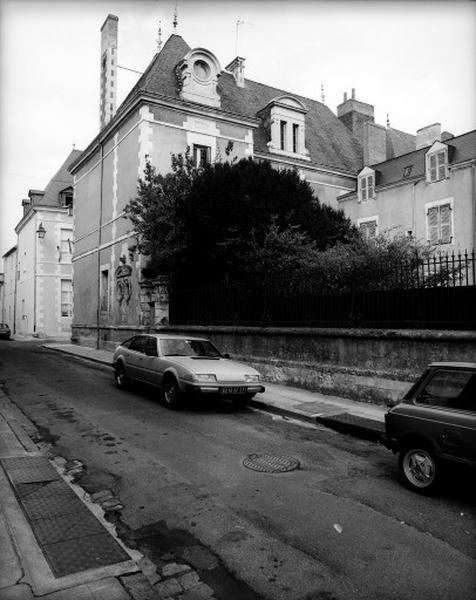 Vue de volume prise de la rue Traversière, du sud-est.