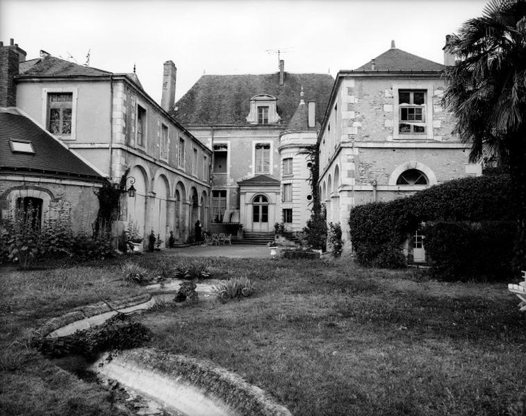 Vue d'ensemble prise de l'est : façade postérieure du corps de logis principal et ailes en retour plus tardives.