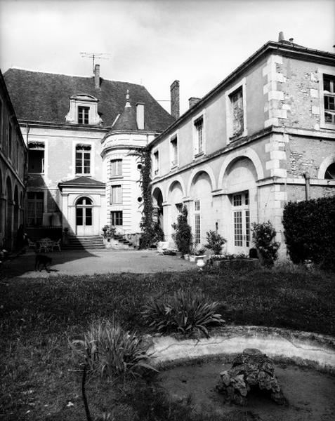 Vue d'ensemble, façade postérieure sur la cour : perron couvert au centre, tourelle d'escalier rapportée dans l'angle avec le nouveau porche aménagé dans les écuries.