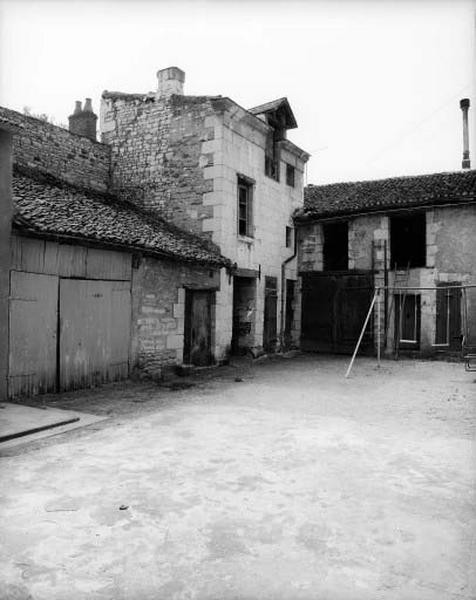 Angle sud ouest de la cour, pris du nord-est.