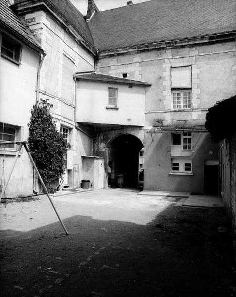 Façade sur cour et aile en retour (maison d'angle)