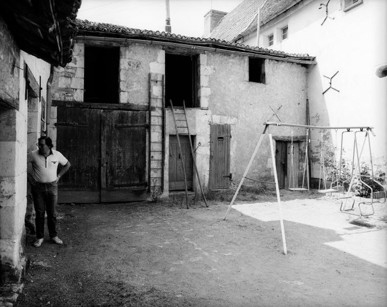 Communs au fond de la cour ouest, remise et atelier.