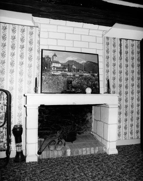 Premier étage, salle sud, mur sud : cheminée en pierre.