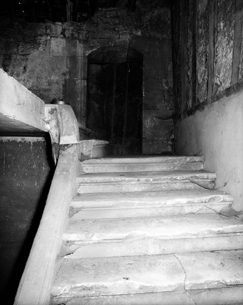 Escalier tournant avec jour en pierre, dernière volée.