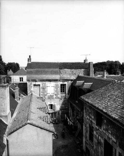 Dépendances de l'hôtel au fond de la cour prise des combles, au fond, la façade postérieure de la maison du n°62-64, rue de la Galère.