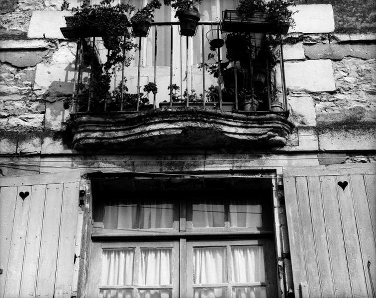 Façade sur la place, détail : balcon du premier étage.