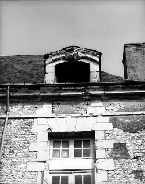 Façade sur la place, détail : lucarne en pierre.