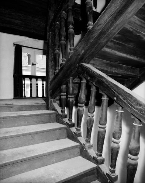 Escalier monumental mal remonté et déplacé dans le corps de logis principal.