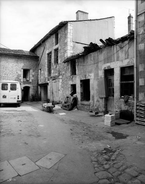 Dépendances et anciennes écuries sur la cour (sud).