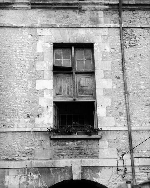 Façade postérieure sur cour, premier étage, travée centrale : croisée en bois avec volets à panneaux.