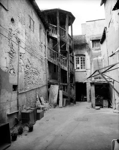 Cour : vue prise de la façade postérieure vers le nord. A gauche et à droite, bâtiments rapportés au XVIIIe siècle. Tourelle d'escalier en vis à balustres, hors oeuvre, qui peut être XVIIIe aussi malgré les balustres.