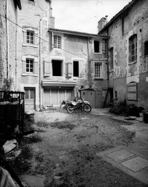 Bâtiment au fond de la cour (est) très remanié.