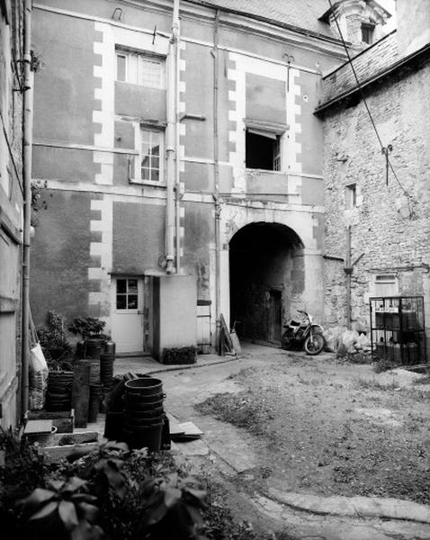 Corps de logis principal, façade sur la cour très remaniée, remarquer la lucarne de pierre.