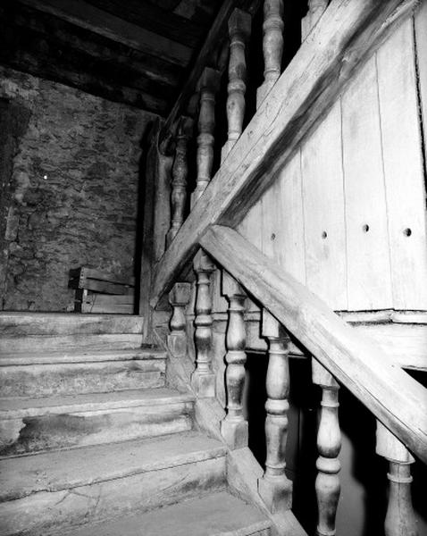 Cage d'escalier : placard, palier du premier étage, rampe à balustres.