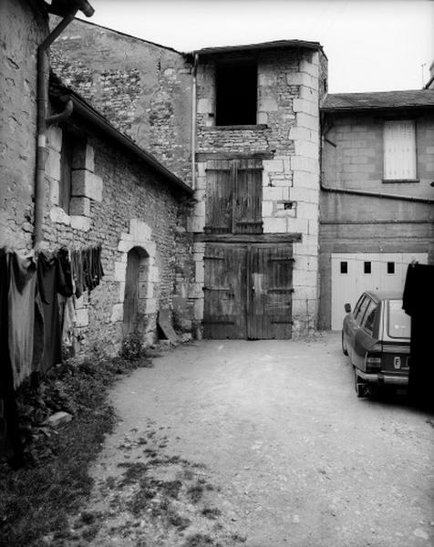 Communs au fond de la cour, angle sud ouest.