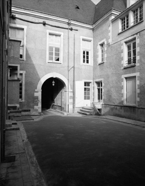 Façade postérieure sur cour du corps de logis principal, vue prise du sud-est.