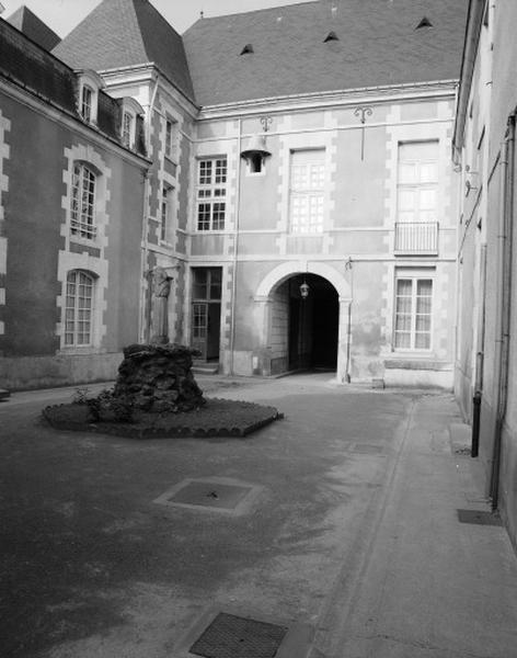 Corps de logis principal : façade postérieure sur la cour.