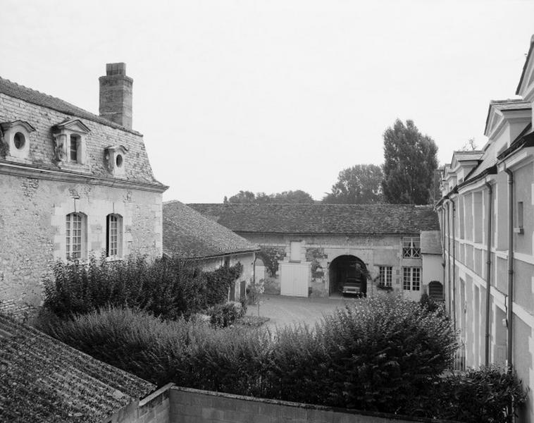 La cour, vue du 27 Grande Rue.