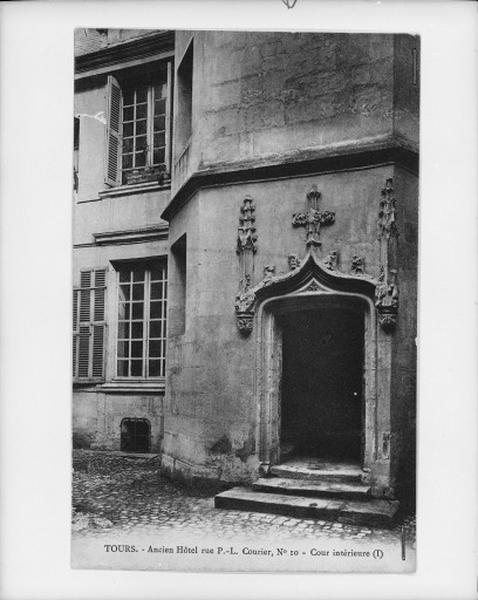 Tourelle d'escalier principal, détail : porte d'entrée surmontée d'un décor sculpté gothique et travées de baies à gauche avant restauration avec un décor début 17e.