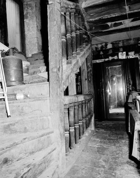 Corps de logis principal, escalier tournant à retour sans jour en bois : balustres.