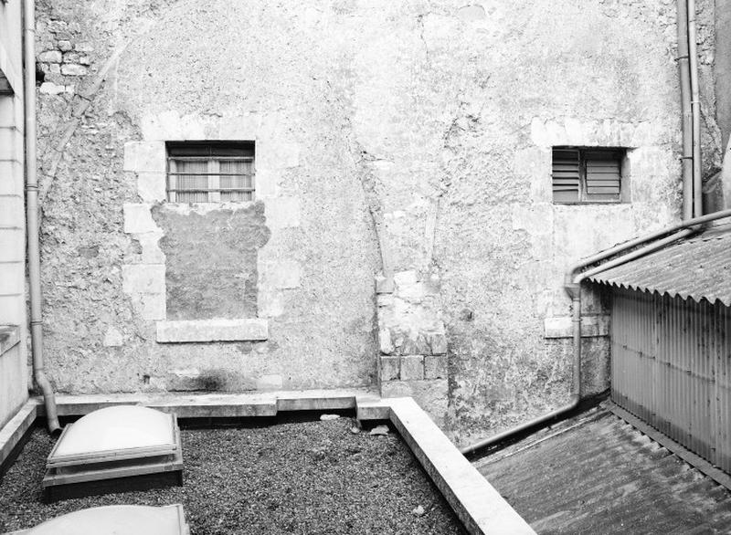 Collégiale Saint Jacques (détruite) : mur sud de la nef. Vestiges, piliers et grandes arcades.