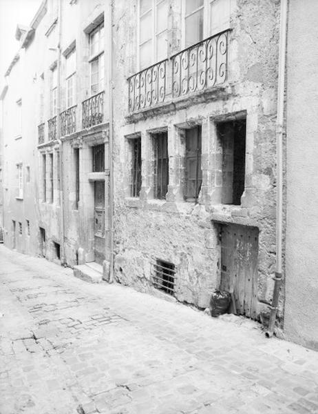 Façade sur rue, détails : fenêtres cuisine et porte cave.