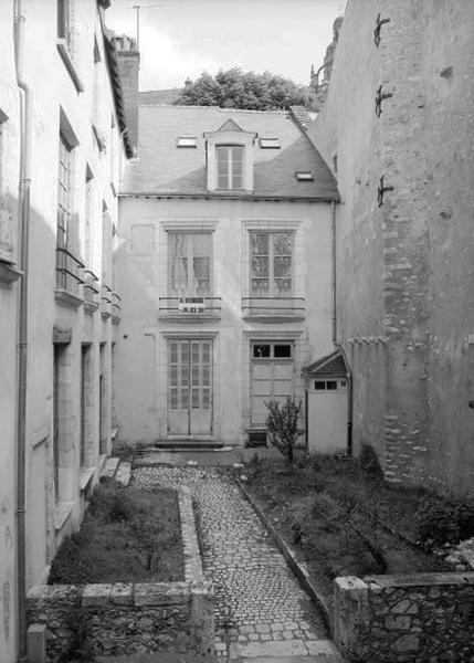 Façades sur cour, bâtiments est et nord.