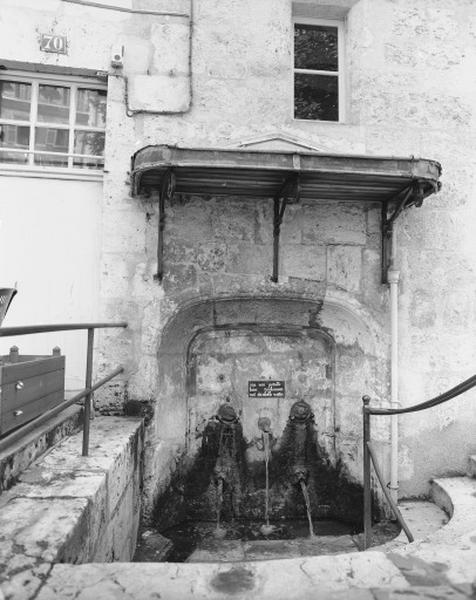 Collégiale Saint Jacques (détruite) : fontaine Saint Jacques (adossée au mur nord de la nef).