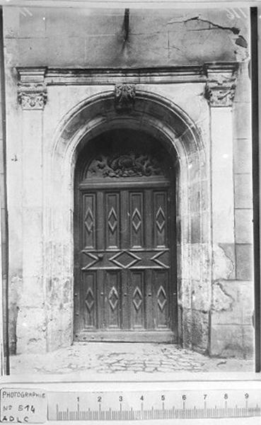 Bâtiment est, porte d'entrée (avant restauration).